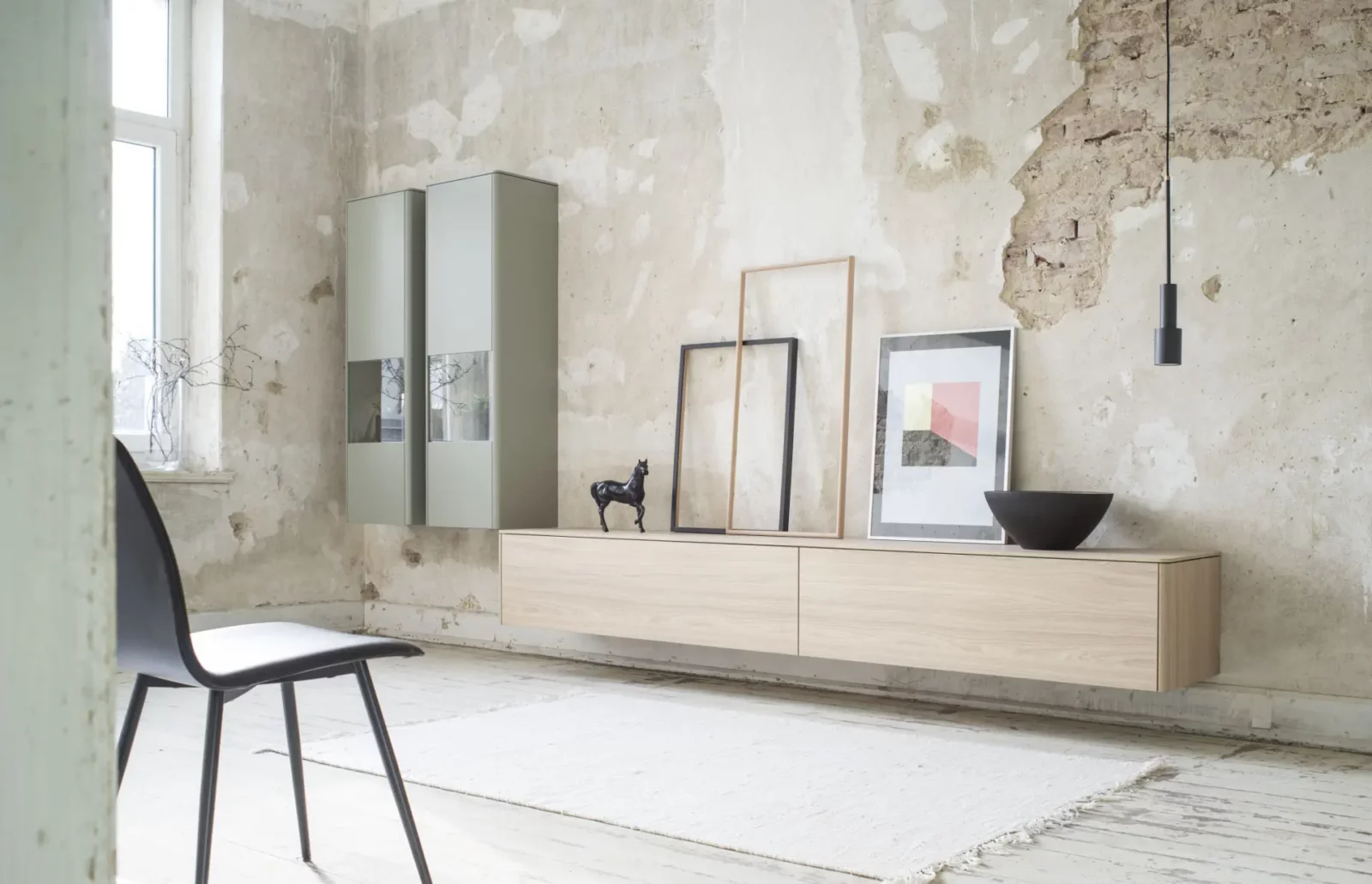Hängendes Sideboard aus hellem Holz mit grauen Wandregalen.