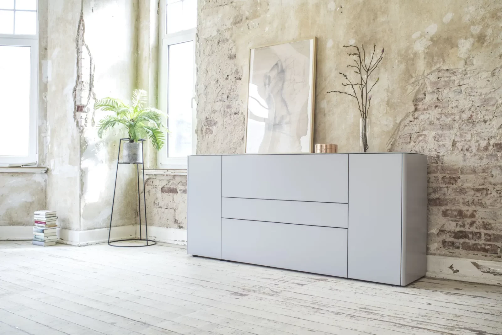 Sideboard Gaya 013 in grauer Ausführung mit klaren Linien und Schubladen.