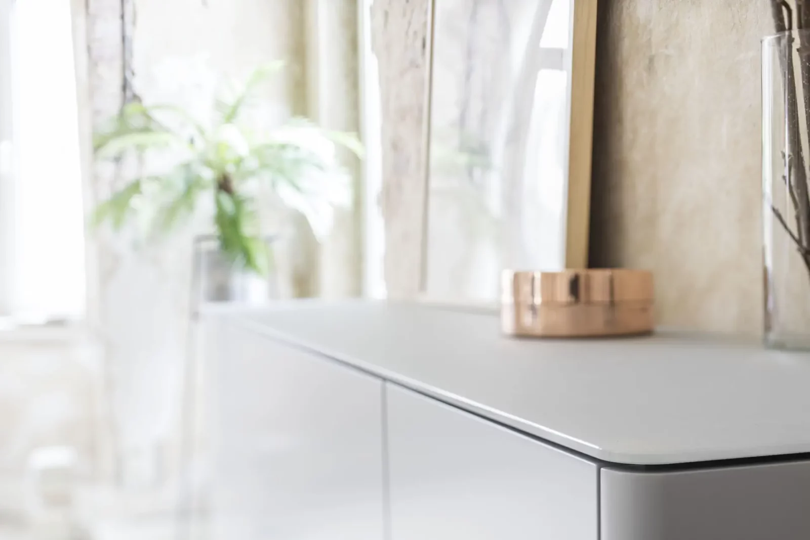 Sideboard Gaya 014, weiß, mit glatter Oberfläche und minimalistischer Gestaltung.