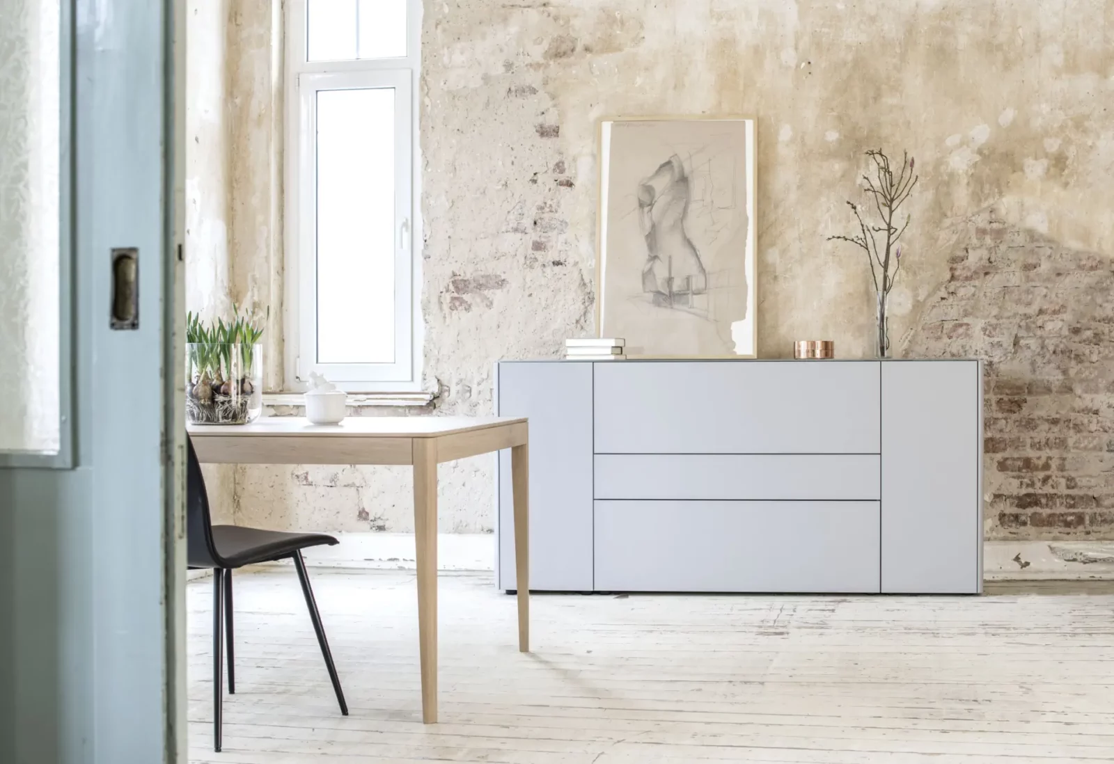 Sideboard Gaya 016 in hellgrauer Ausführung mit klaren Linien und minimalistischer Gestaltung.
