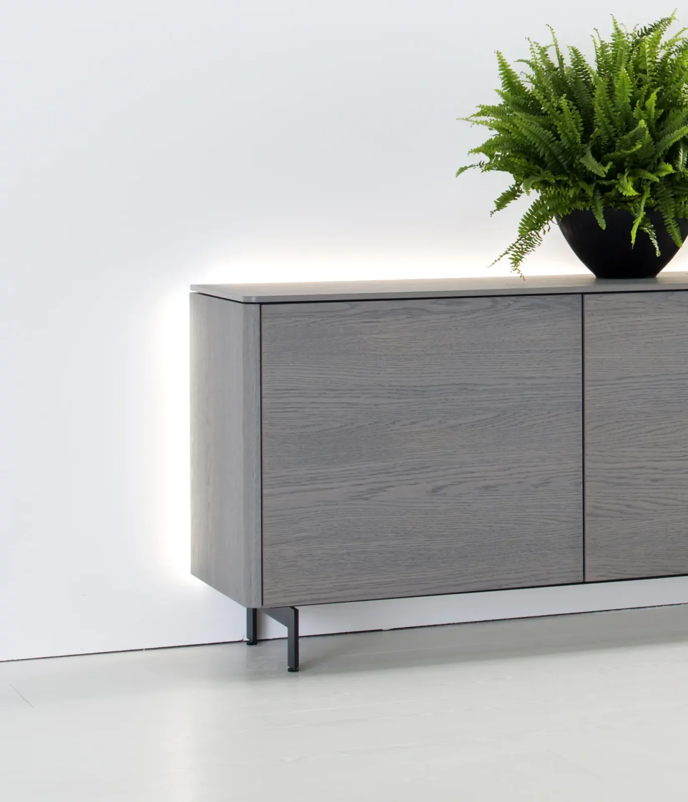 Sideboard Gaya 021 in grauer Holzoptik mit schwarzen Metallfüßen.