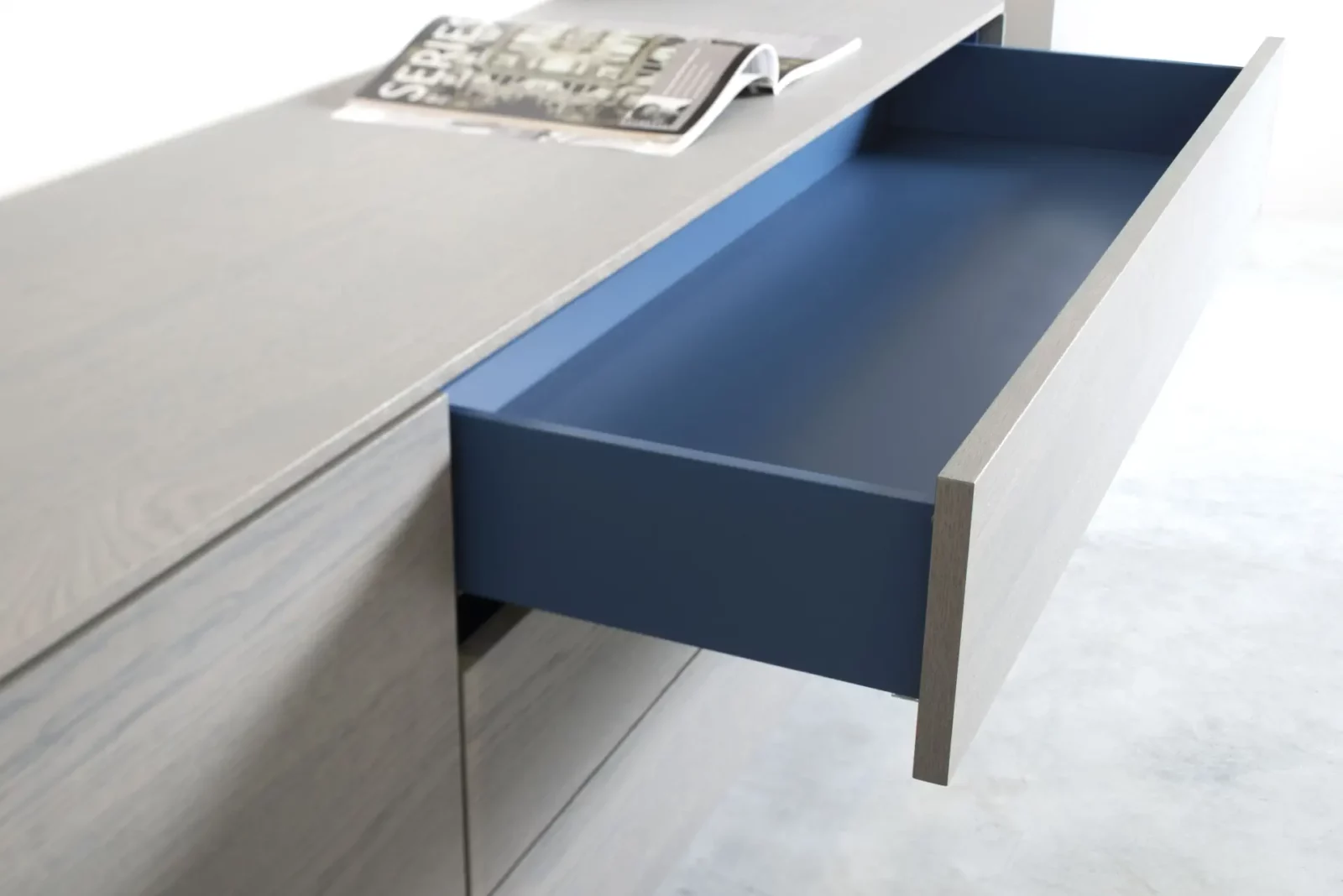 Sideboard Gaya 023 mit grauer Holzoptik und blauer Schubladeninnenseite.