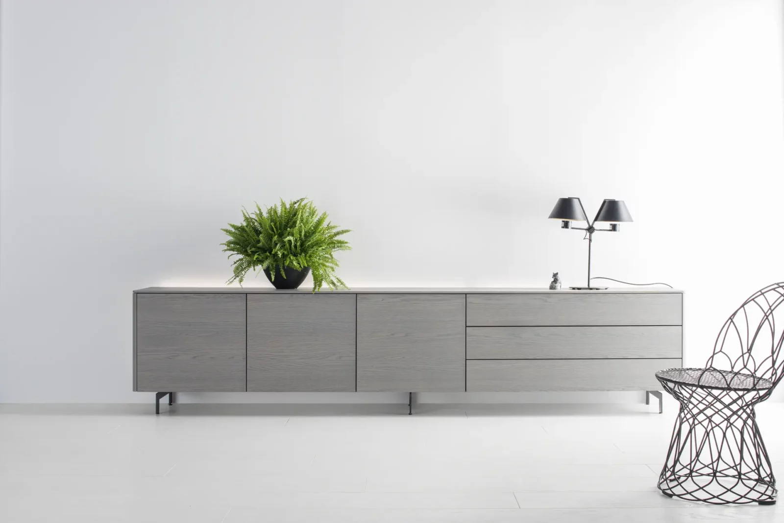 Sideboard Gaya 024 aus grauem Holz mit schlichten Metallfüßen.