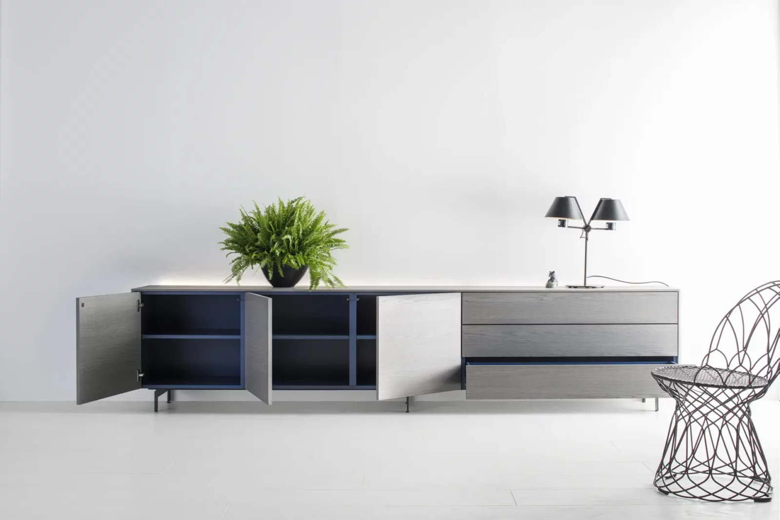 Sideboard Gaya 025 in grauer Holzoptik mit offenen Türen und Schubladen.