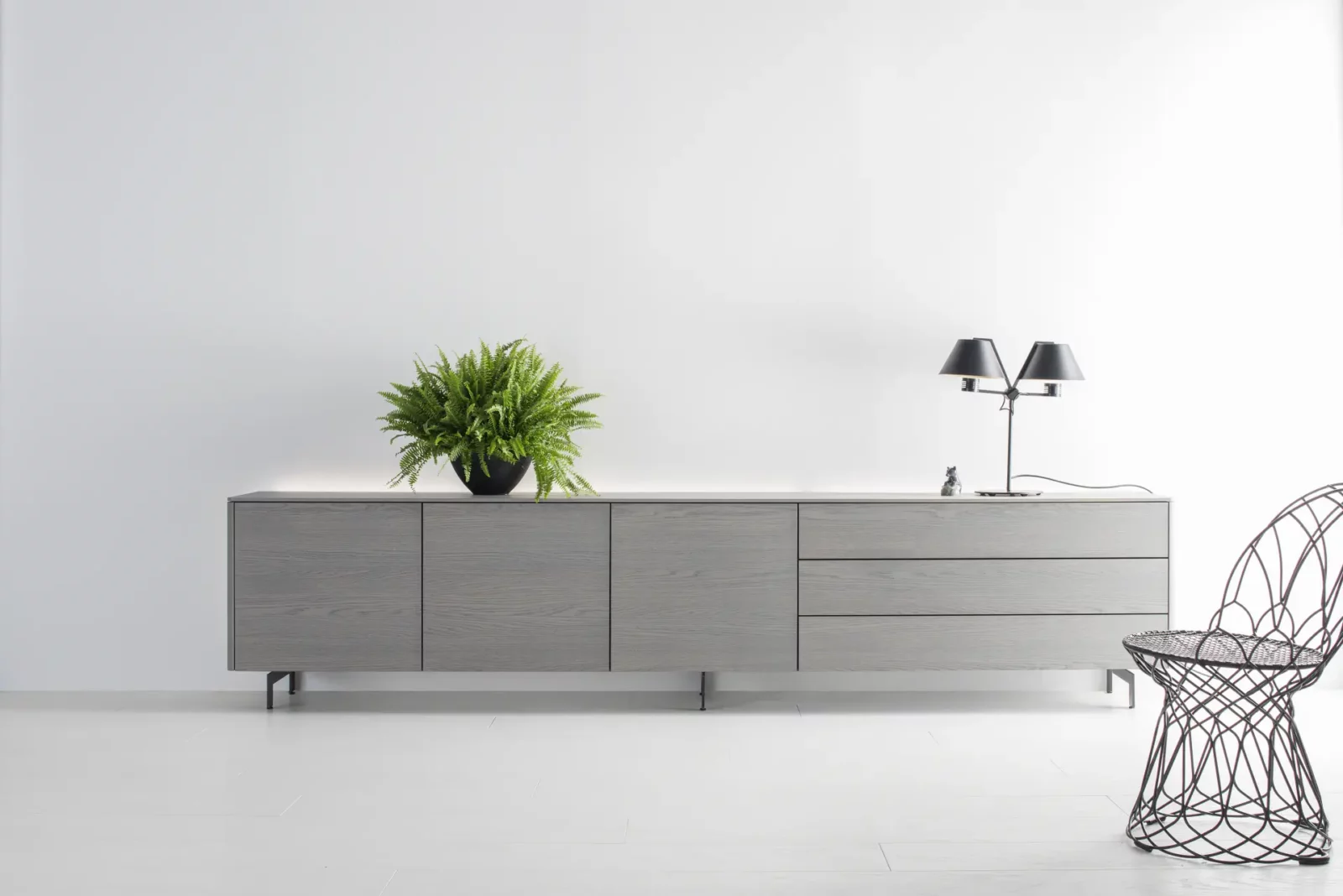 Sideboard Gaya 025 in grauer Holzoptik mit schlichten, modernen Linien.