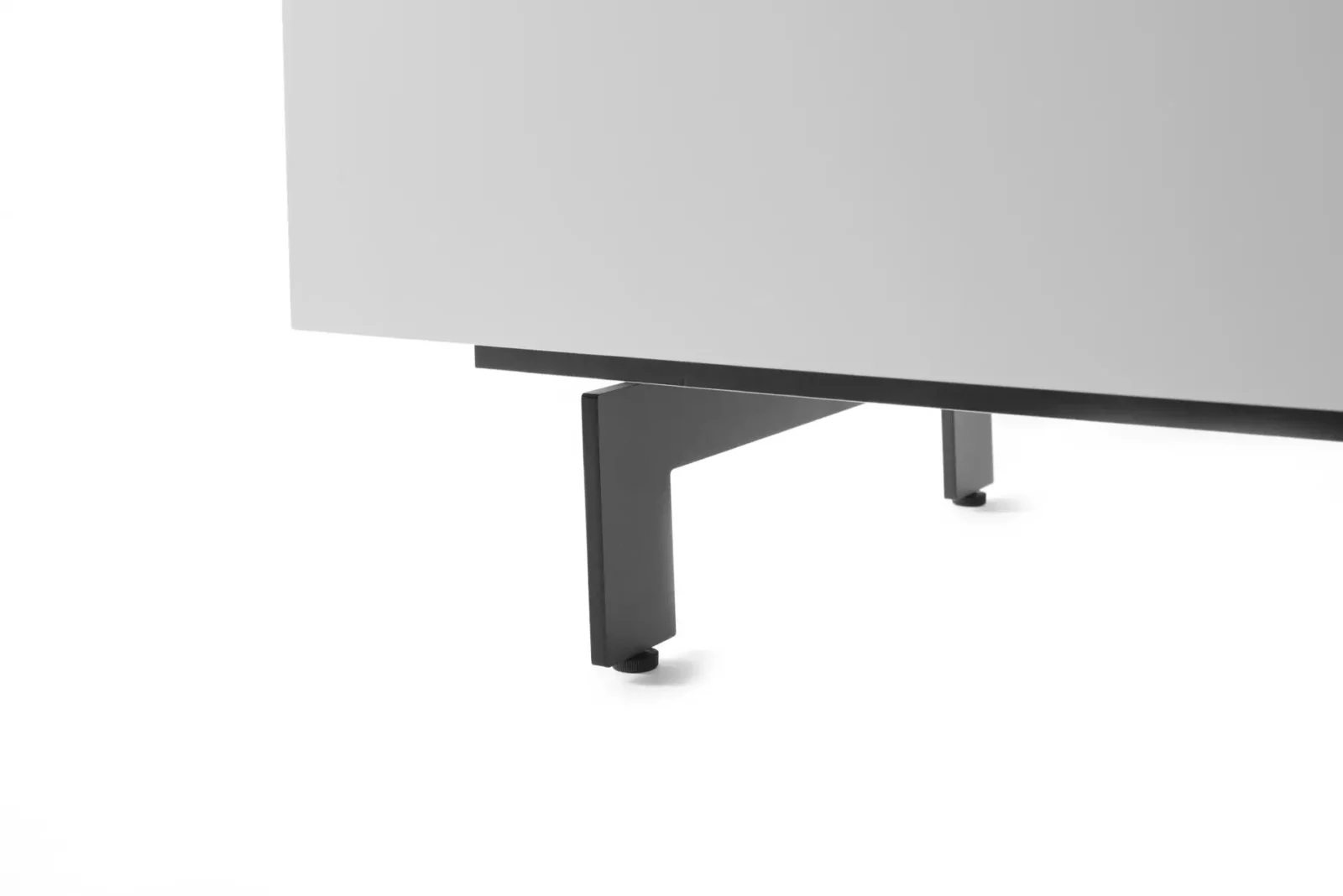 Sideboard Gaya 026 mit schwarzem Metallfuß und weißer Front.