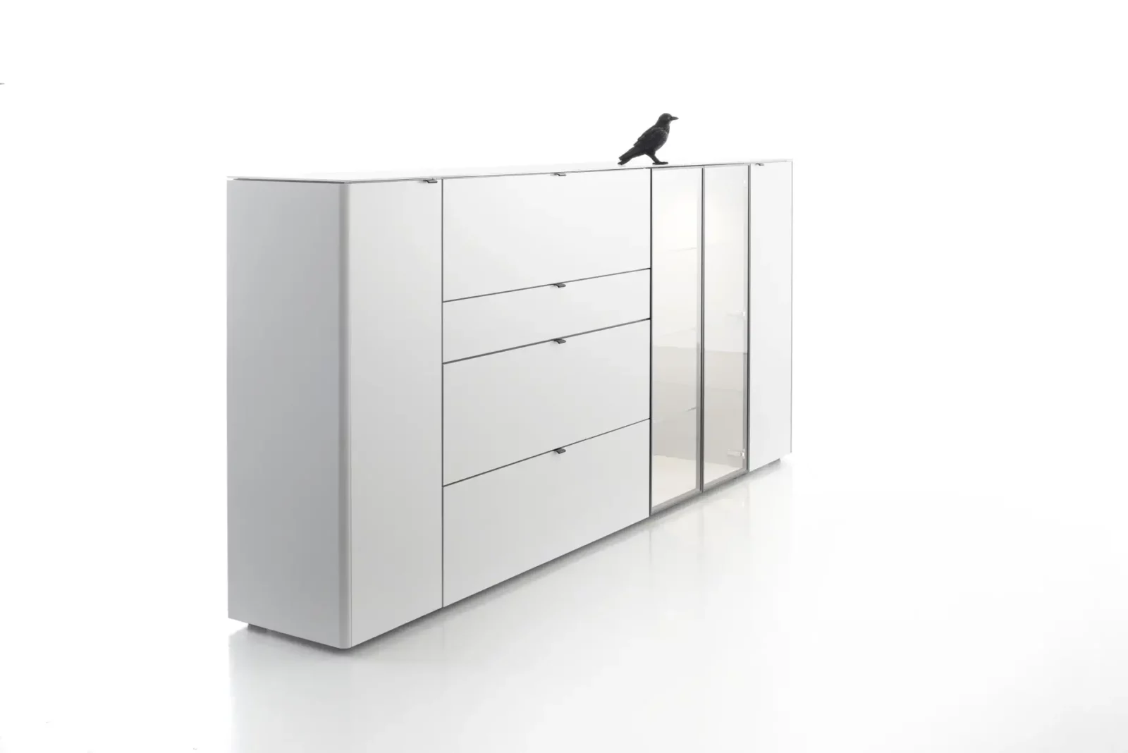 Weiße Kommode mit Glasvitrine, schlichtes Design, Vogel als Dekoration.
