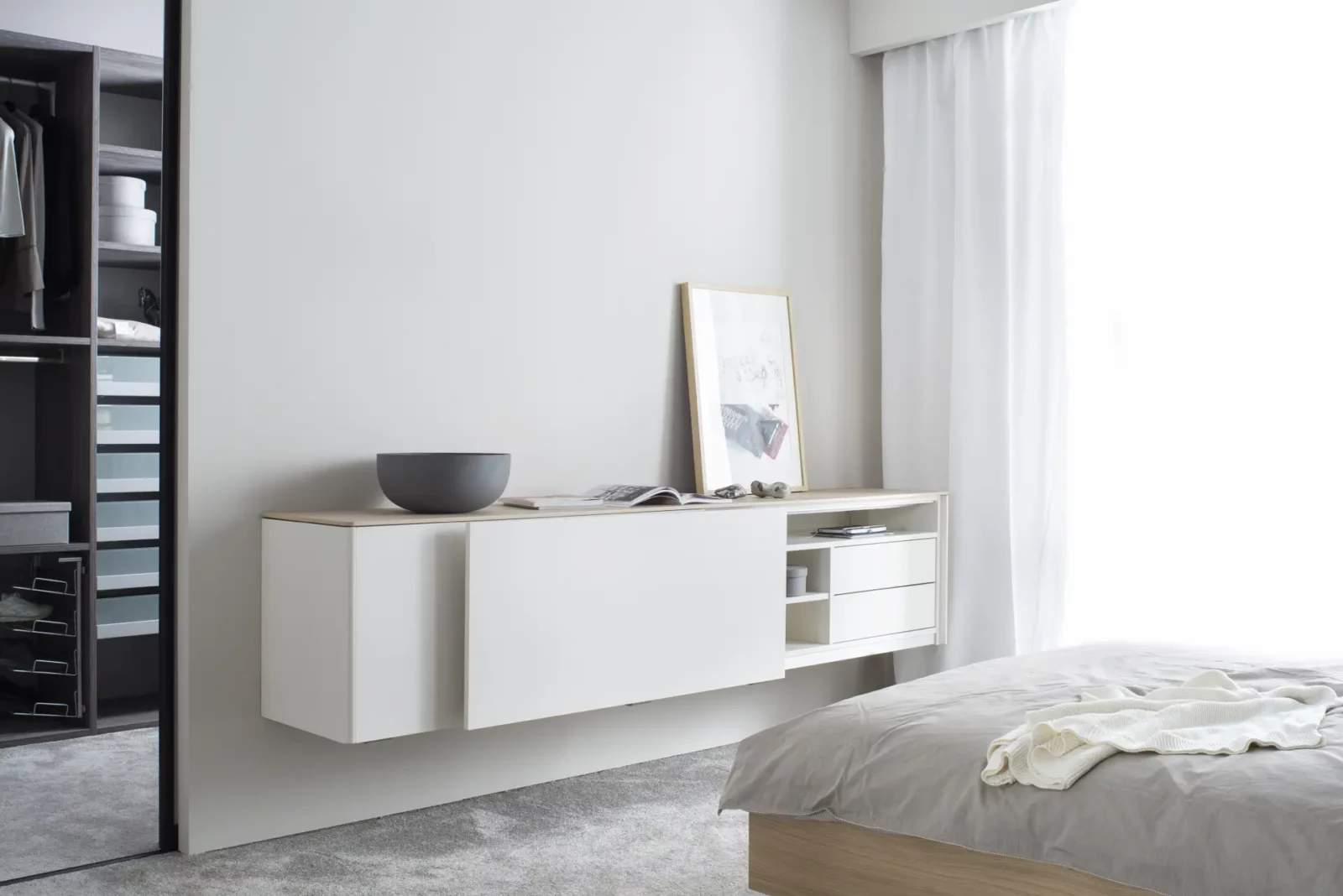 Wandhängendes Sideboard Gaya in Weiß mit Holzoberfläche und offenen Fächern.