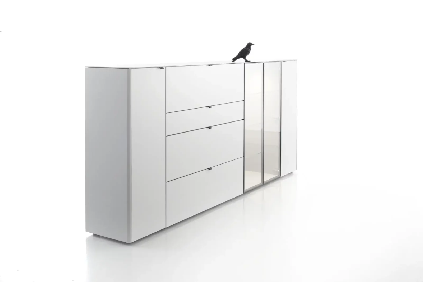Weiße Kommode Gaya 029 mit Schubladen und Glastüren, schlichtes Design.