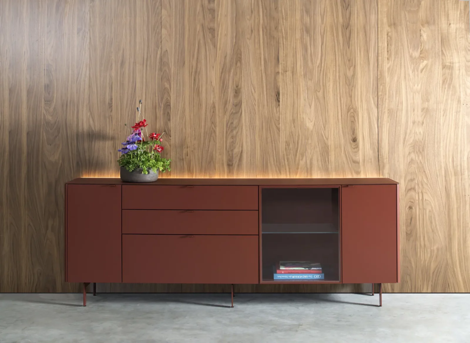 Sideboard Gaya 031 in rostbraunem Finish mit Glas- und Holztüren.