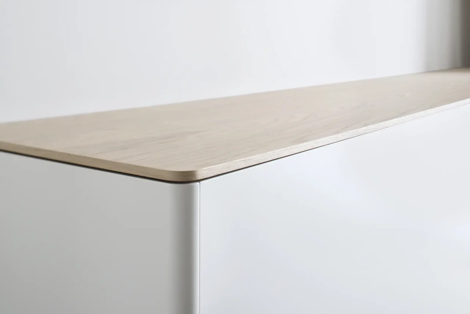Sideboard Gaya 031 mit heller Holzoberfläche und weißem Korpus.