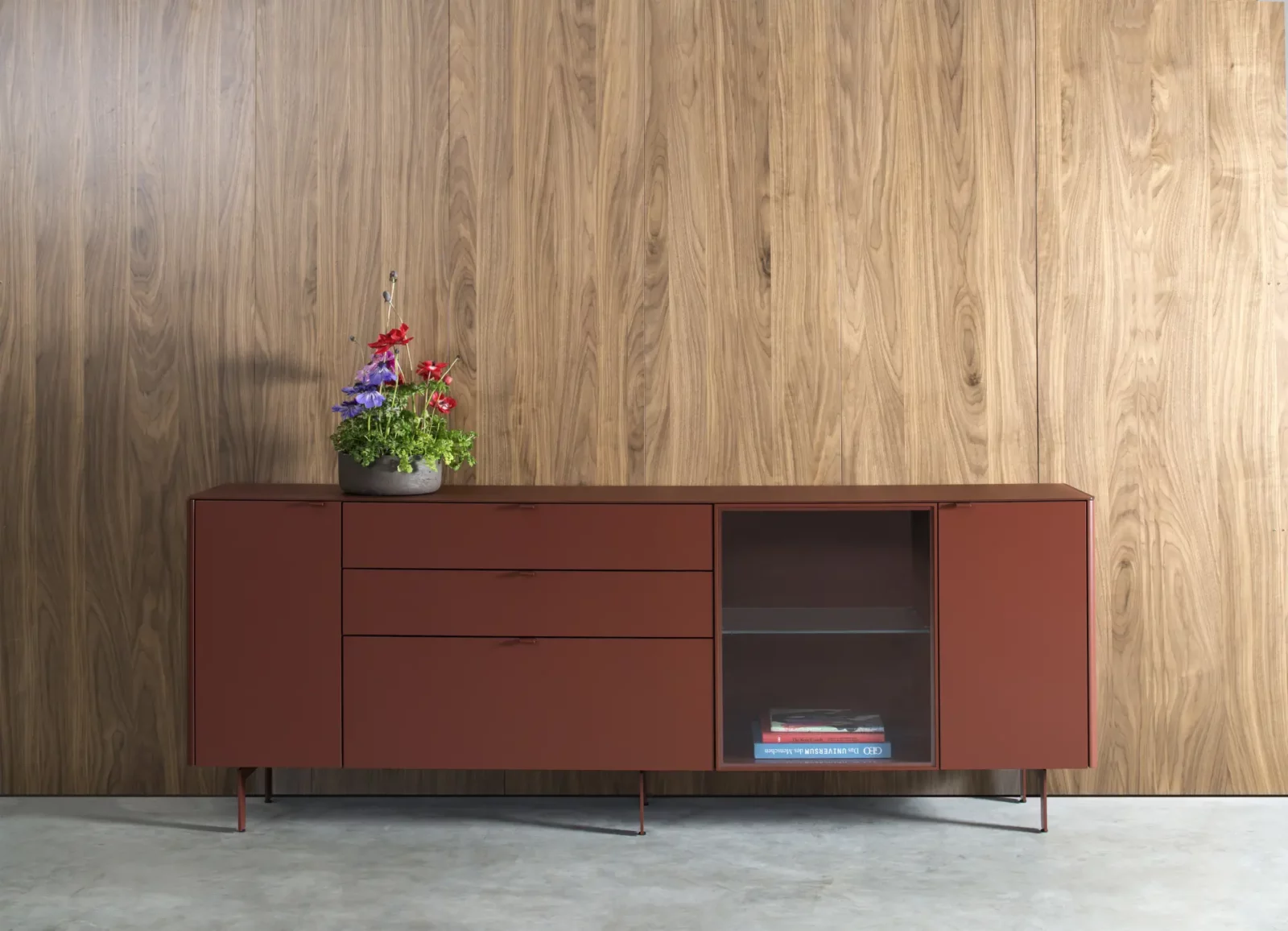 Sideboard Gaya 032 in rostbrauner Ausführung mit Schubladen und Glastür.