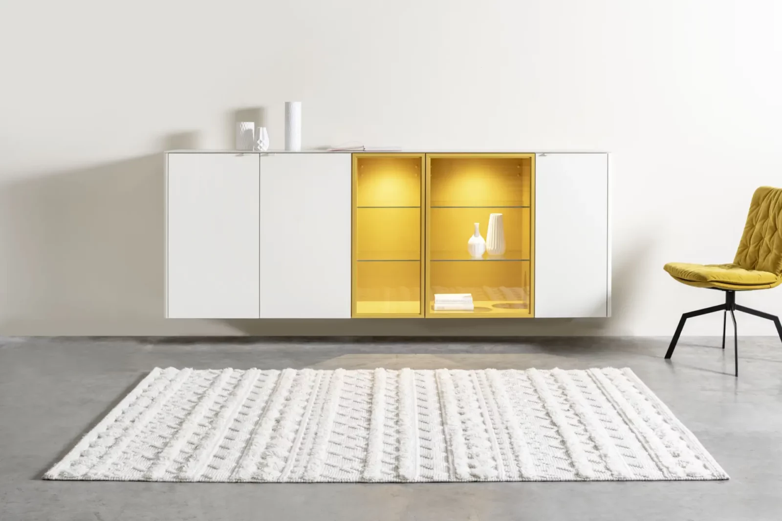 Hängendes Sideboard Gaya 044, weiß mit gelben Glaseinsätzen, minimalistisches Design.