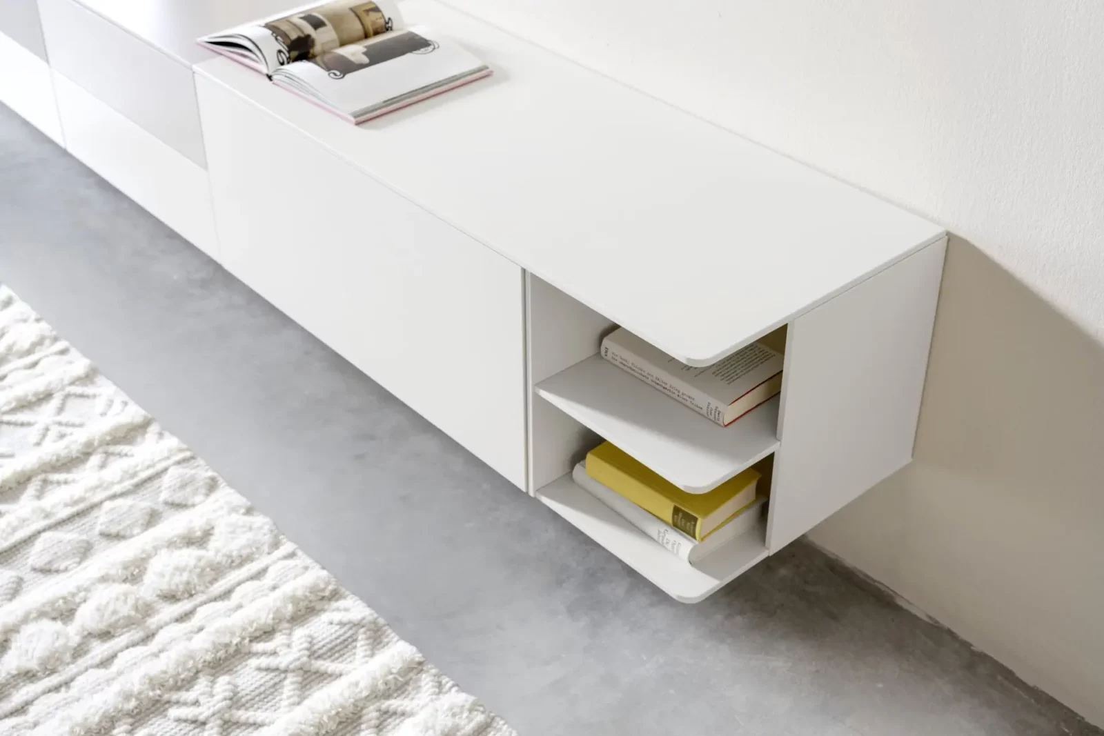 Weißes Sideboard Gaya mit offenen Regalfächern und glatter Oberfläche.