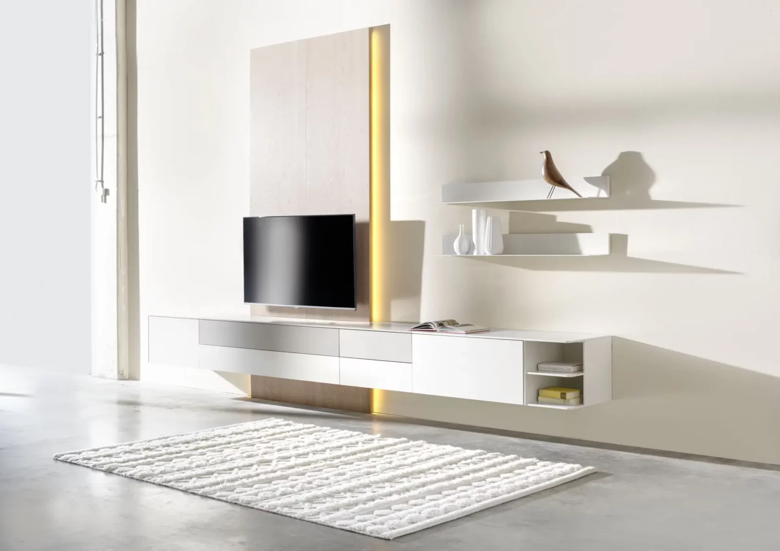 Hängendes Sideboard Gaya in Weiß mit integrierter Beleuchtung und TV-Halterung.