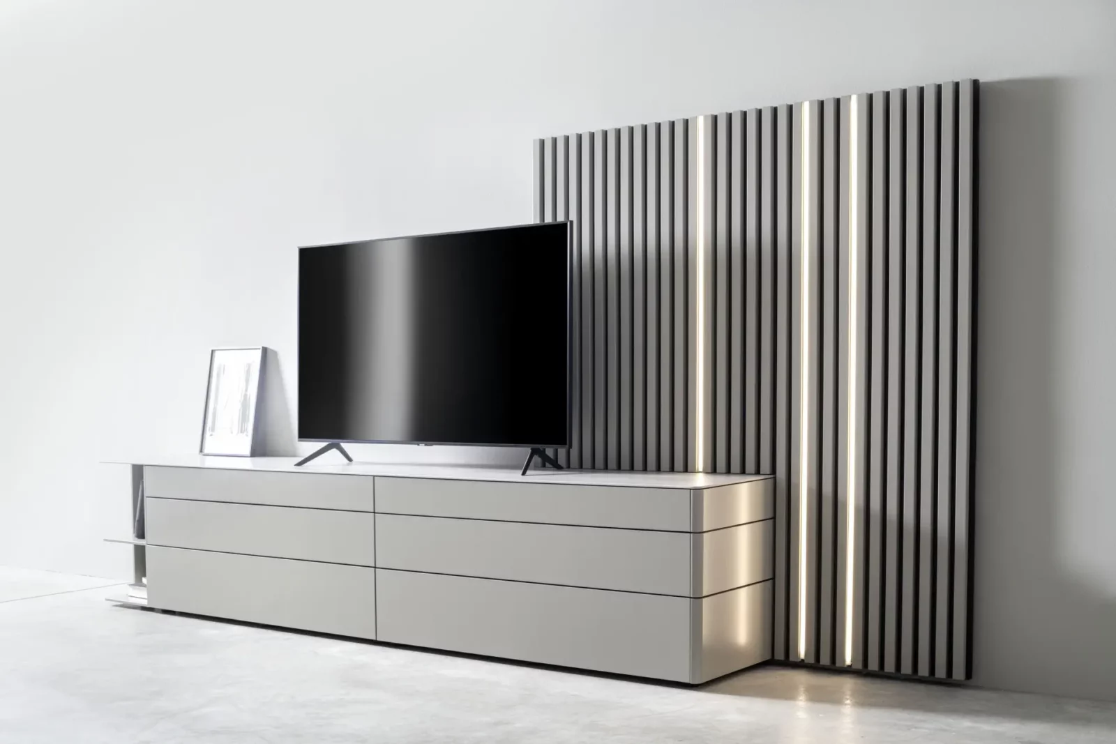 TV-Lowboard Gaya 051 in grauer Ausführung mit integrierter LED-Beleuchtung.