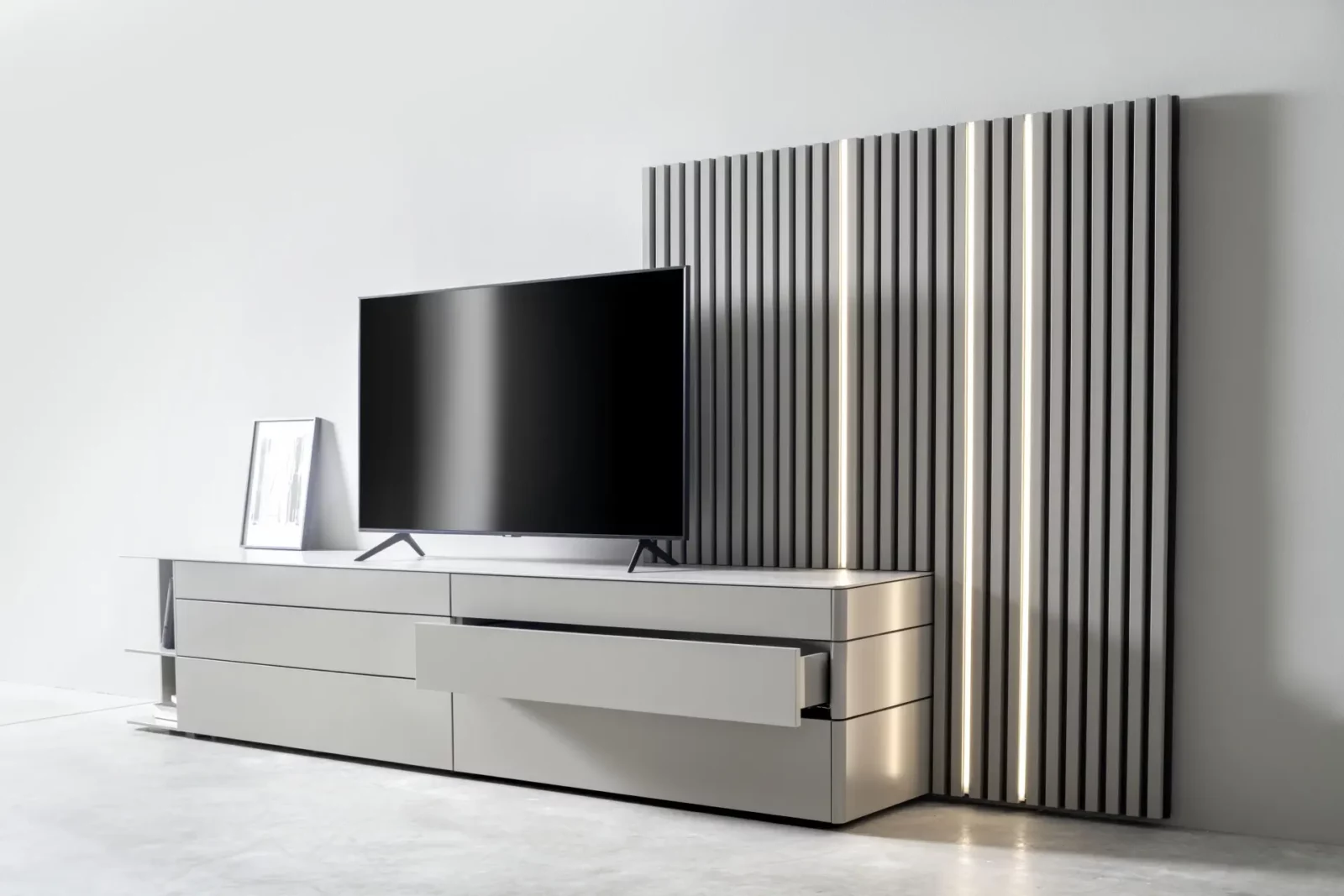 TV-Lowboard Gaya 052 in grauer Ausführung mit modernen Linien und Schubladen.