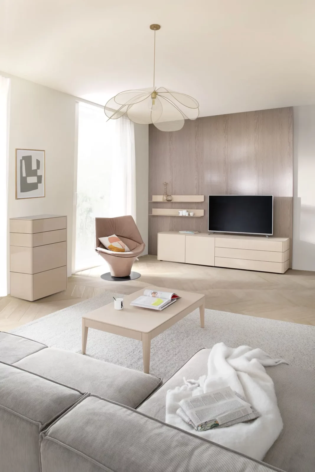 TV-Lowboard Gaya in Beige mit Schubladen und glatter Oberfläche.