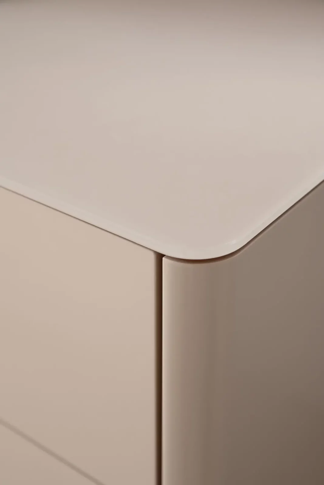 Kommode Gaya 060 in beige mit abgerundeten Ecken und glatter Oberfläche.