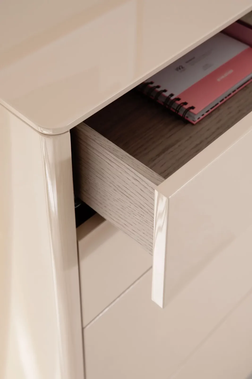 Kommode Gaya 065 in Hochglanz-Creme mit offener Schublade aus Holz.