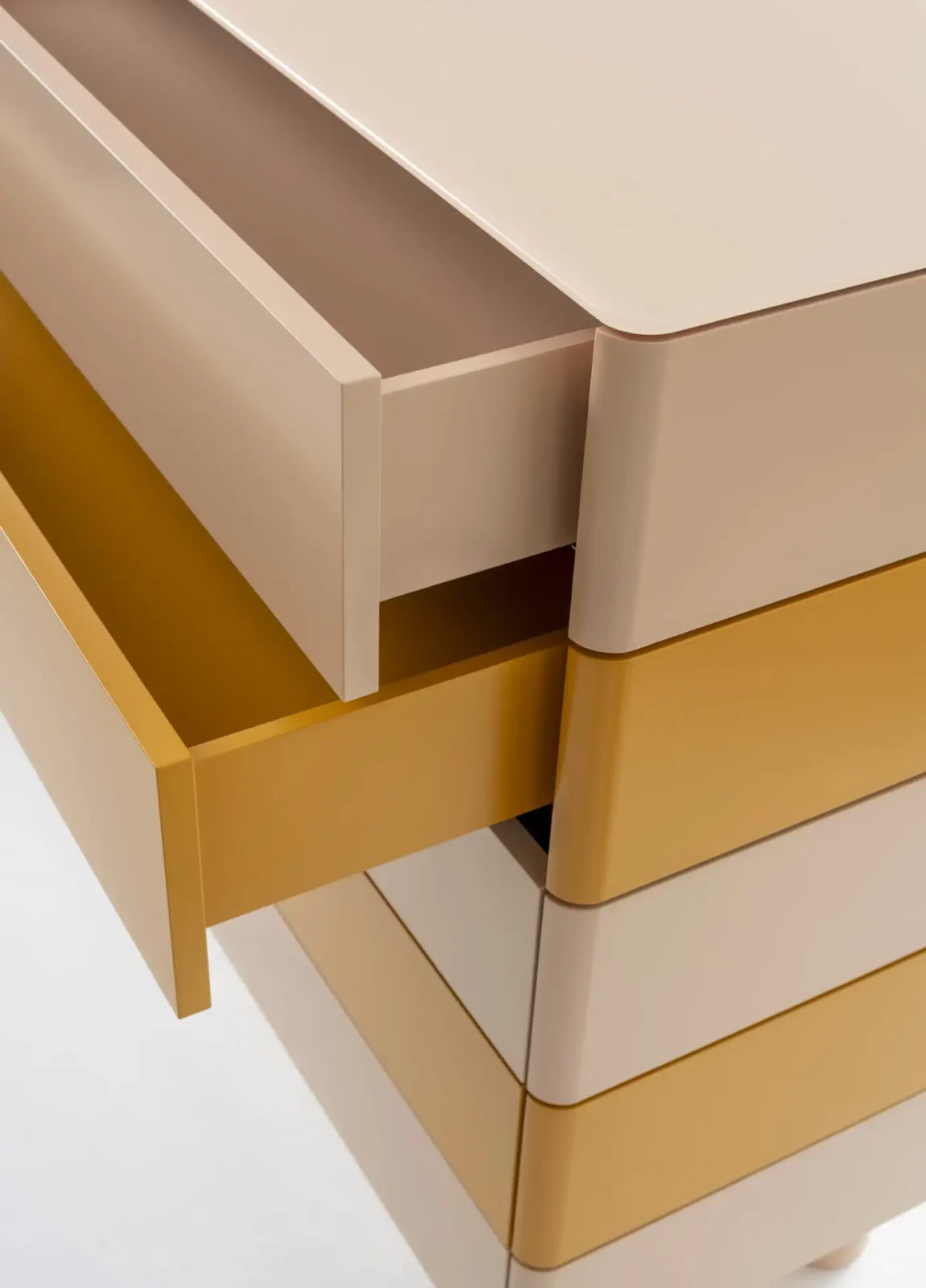 Kommode Gaya 070 in Beige und Gelb mit abgerundeten Kanten.