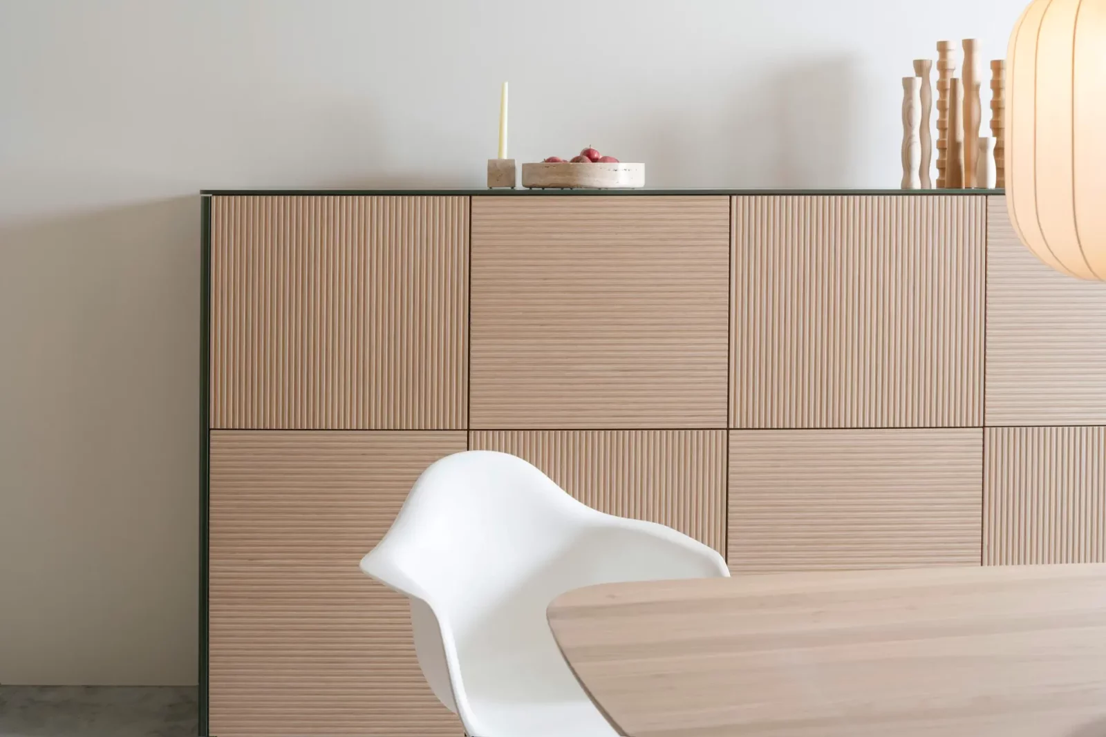 Sideboard Gaya 078 aus Holz mit gerillter Front in hellem Naturton.