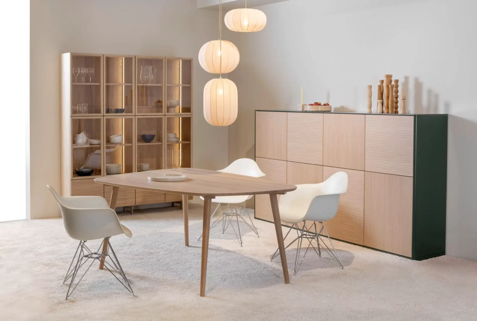 Holztisch Gaya 079 mit heller Holzoberfläche und schlichten, eleganten Linien.