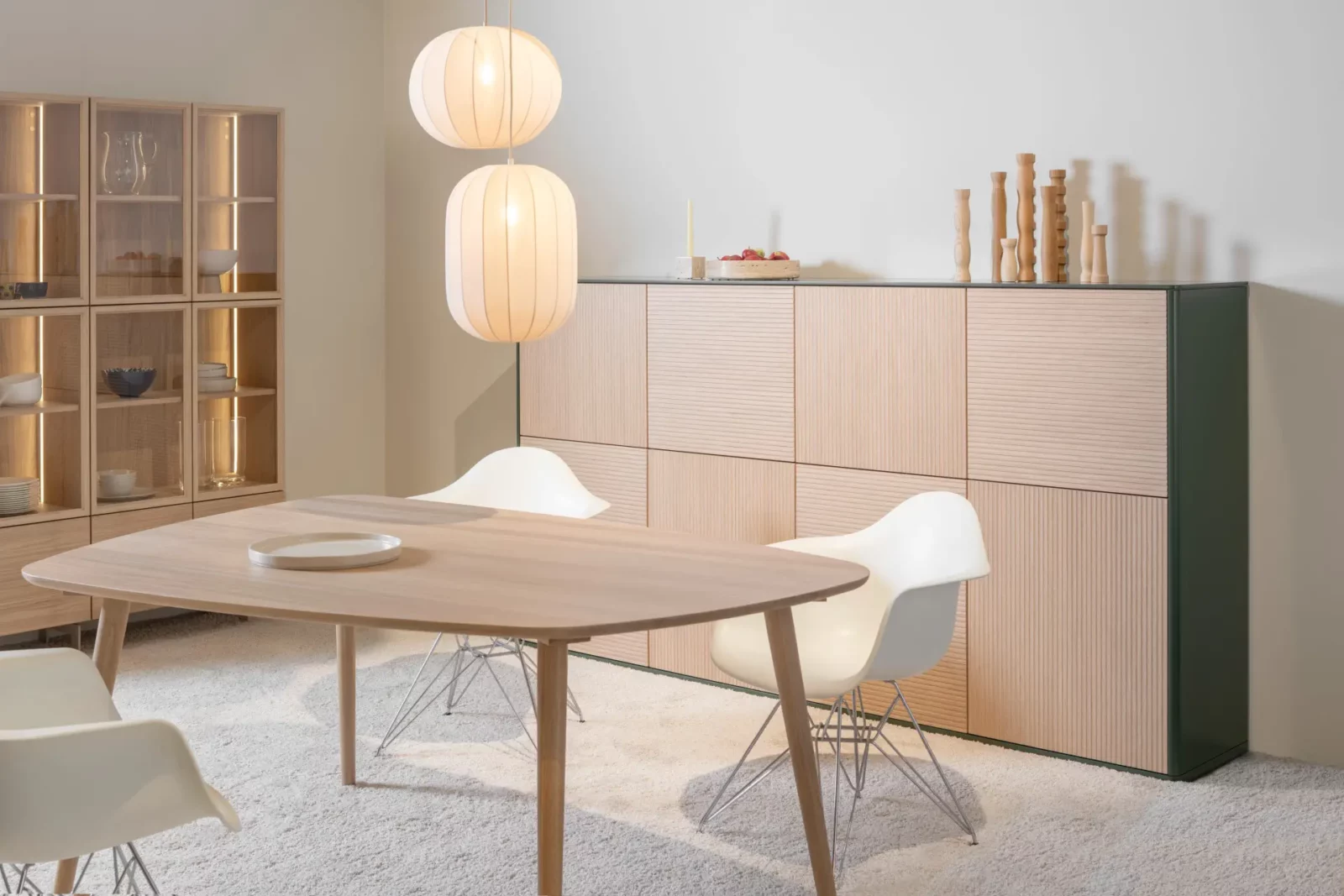 Sideboard Gaya 080 in Holzoptik mit gerillten Fronten und dunklem Rahmen.