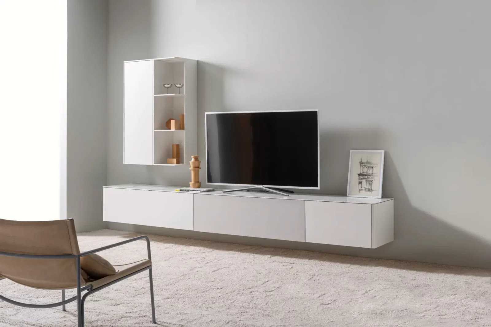 Hängendes TV-Möbelprogramm Gaya in Weiß mit integriertem Regal.