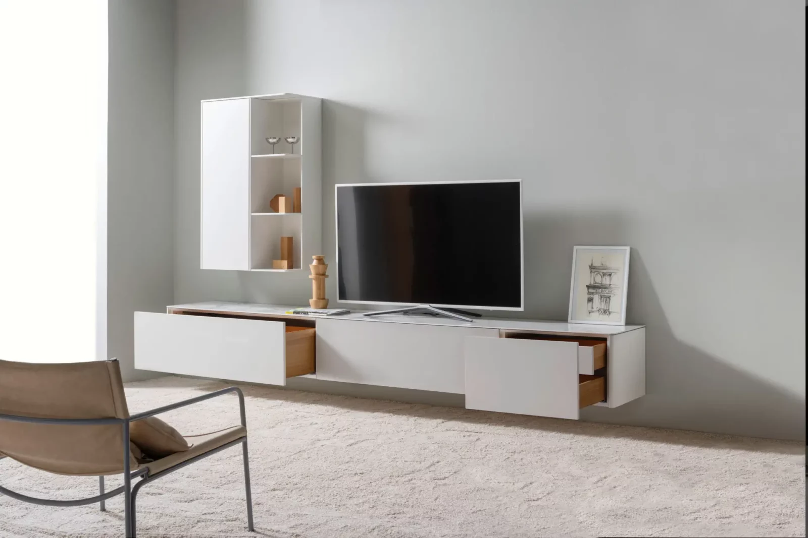 Gaya 084 weißes TV-Möbelset mit hängendem Schrank und offenen Fächern.