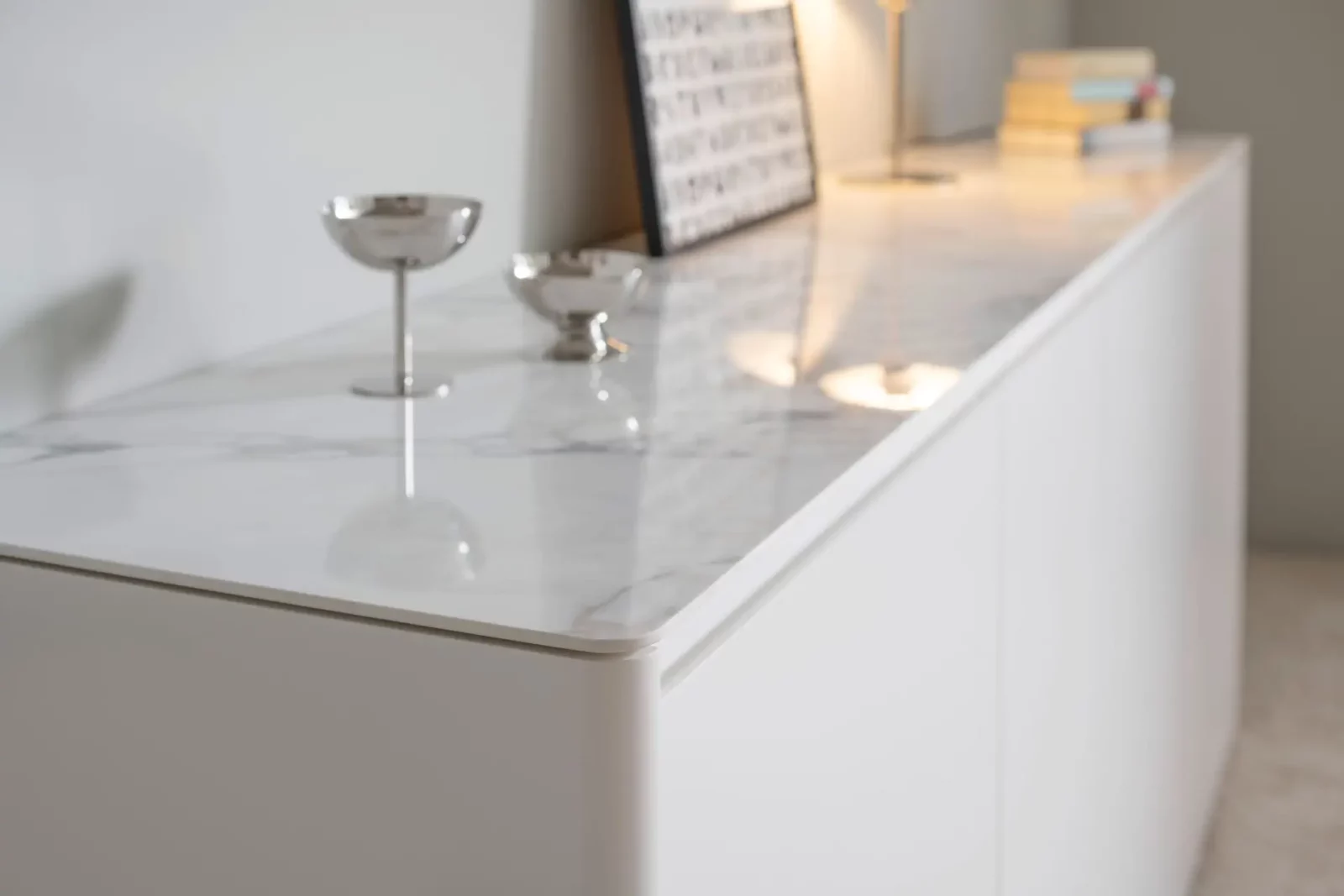 Sideboard Gaya 085 mit weißer Marmoroptik-Oberfläche und schlichter Formgebung.