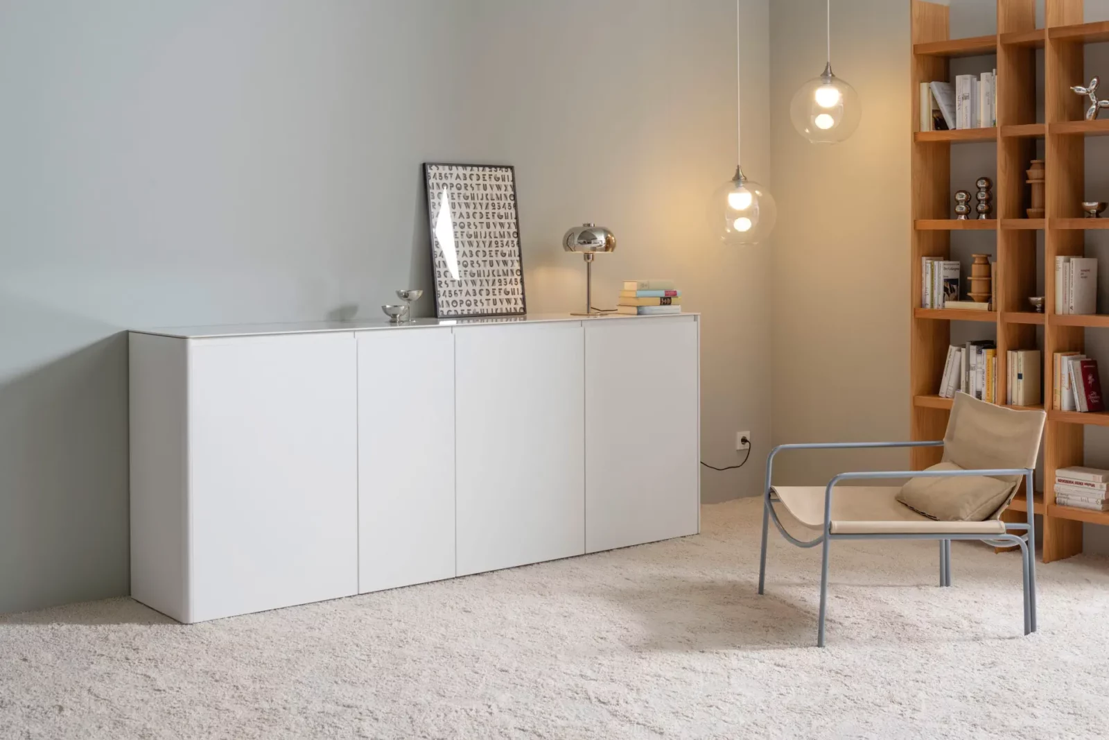 Weiße Anrichte von Gaya 086, schlichtes Design, glatte Fronten, minimalistisch.
