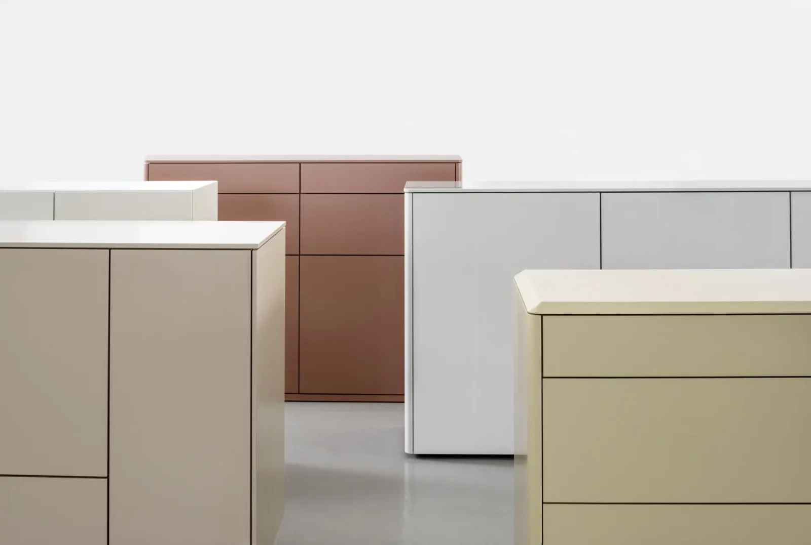 Sideboards Gaya 092 in Beige, Weiß und Rostrot mit klaren Linien und glatten Oberflächen.