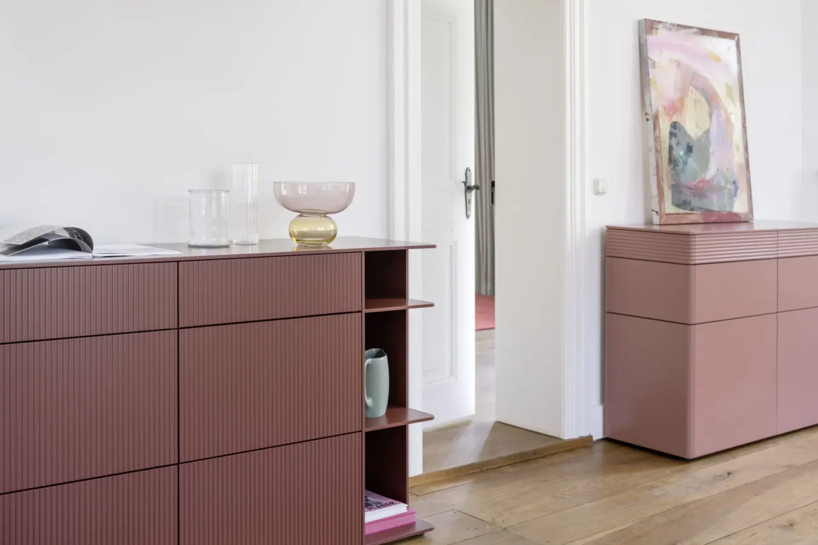 Sideboard Gaya 099 in rötlichem Holz mit geriffelter Oberfläche und offenen Fächern.
