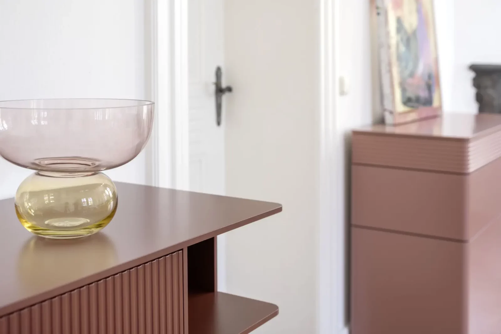 Sideboard Gaya 100 in mattbrauner Ausführung mit geriffelter Front.