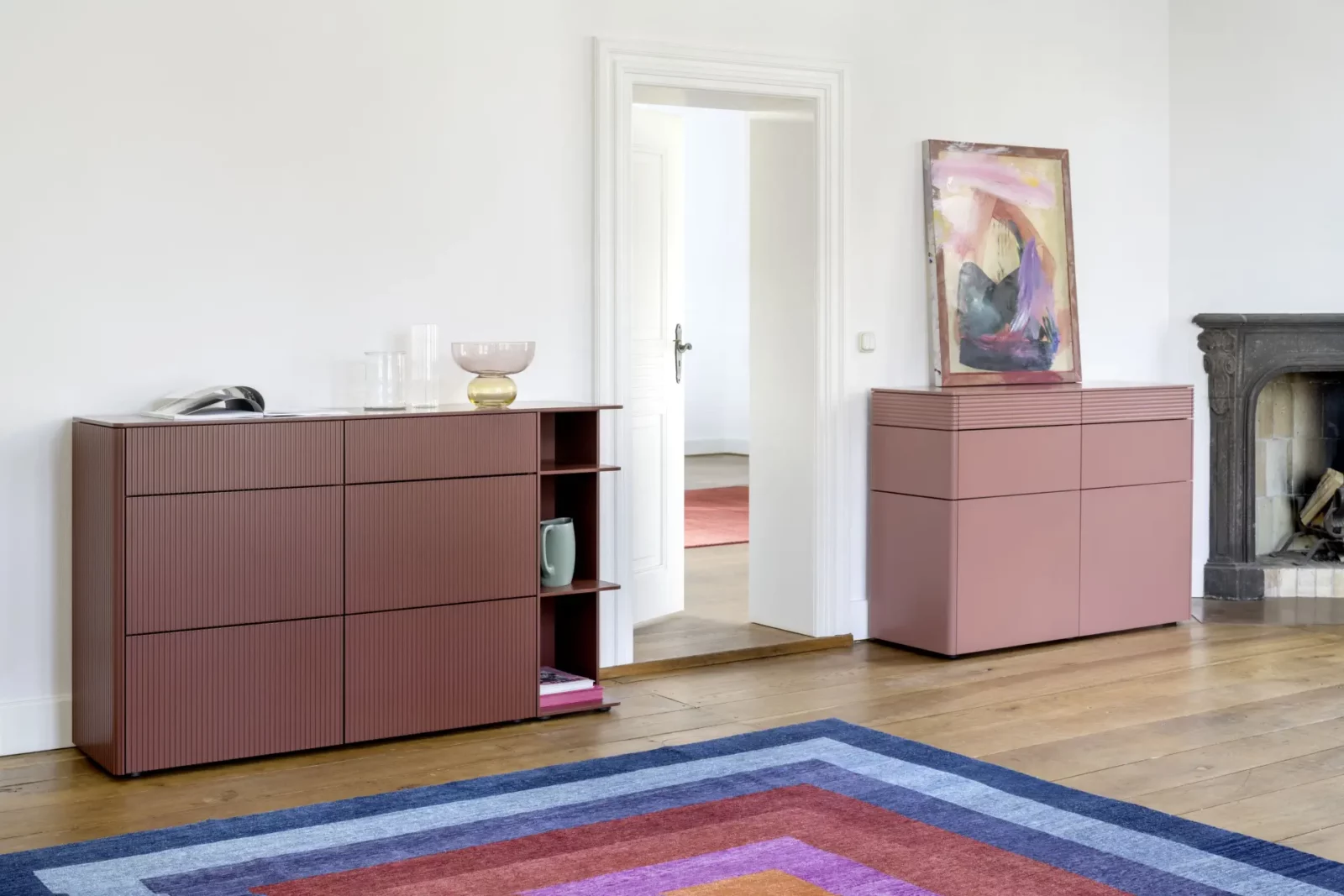 Sideboards Gaya 105 in Rotbraun mit geriffelter Front und offenen Fächern.