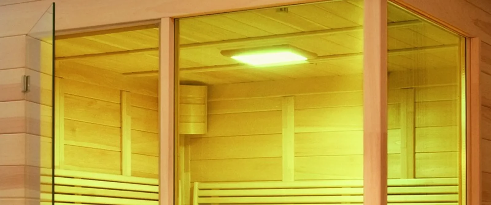 Infrarotkabine mit gelbem Farblicht, Holzverkleidung und Glasfront.