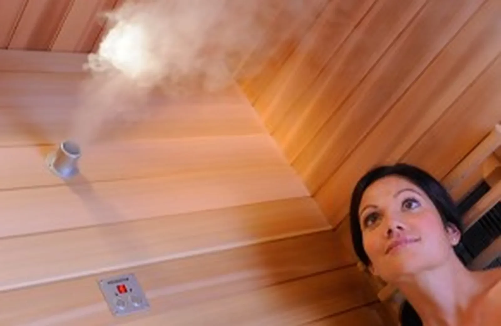 Infrarotkabine aus Holz mit Dampfauslass und Steuerungspanel.