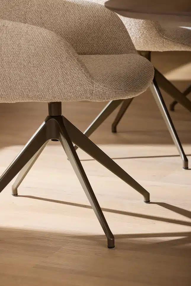 Kiq Arm Deluxe Stuhl mit Drehfuß, anodic brown, Stoffbezug.