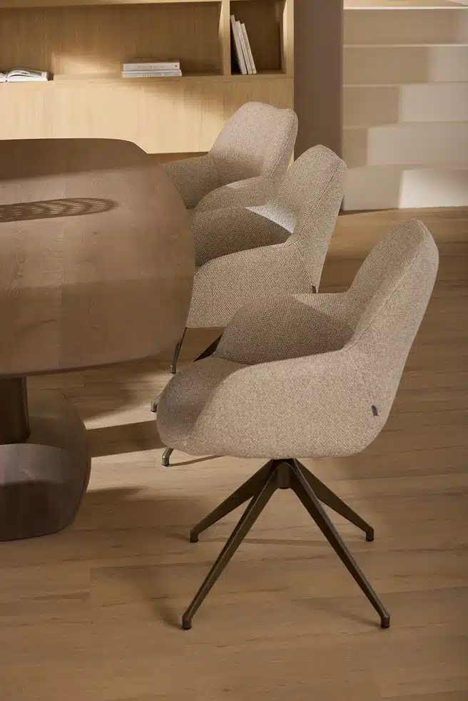 Kiq Arm Deluxe Stuhl, beige Stoffbezug, drehbares Metallgestell.