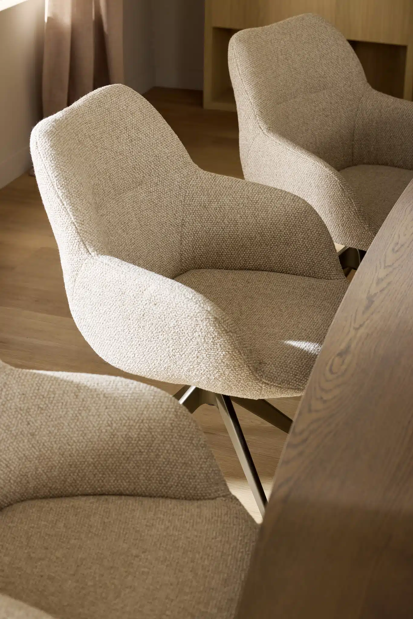 Kiq Arm Deluxe Esszimmerstuhl, beige Stoffbezug, modernes Design.