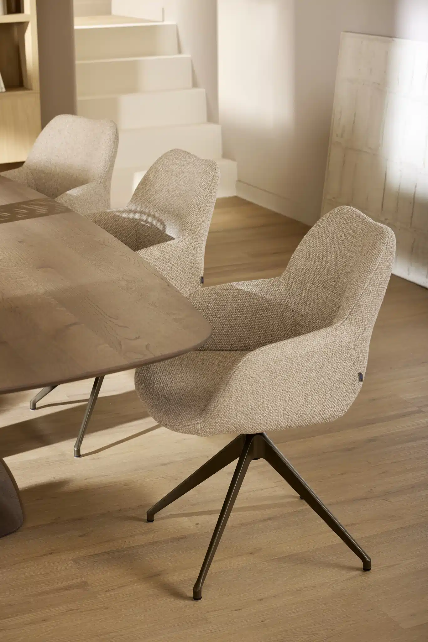 Esszimmerstuhl Kiq Arm Deluxe, beige Stoffbezug, Drehfuß in Anodic Brown.