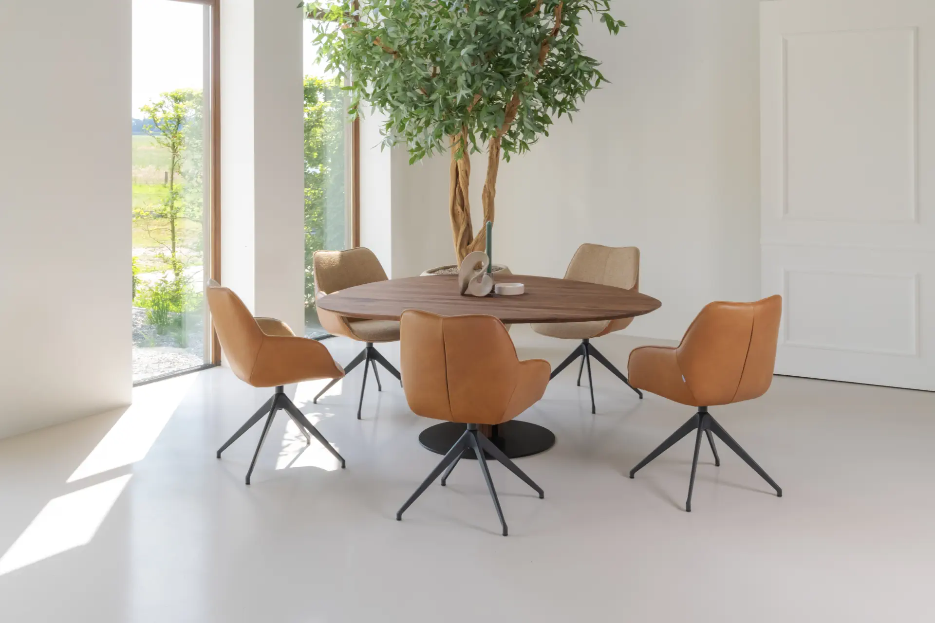 Kiqarm24 Esszimmerstühle, drehbar, in Lederoptik, um runden Holztisch.