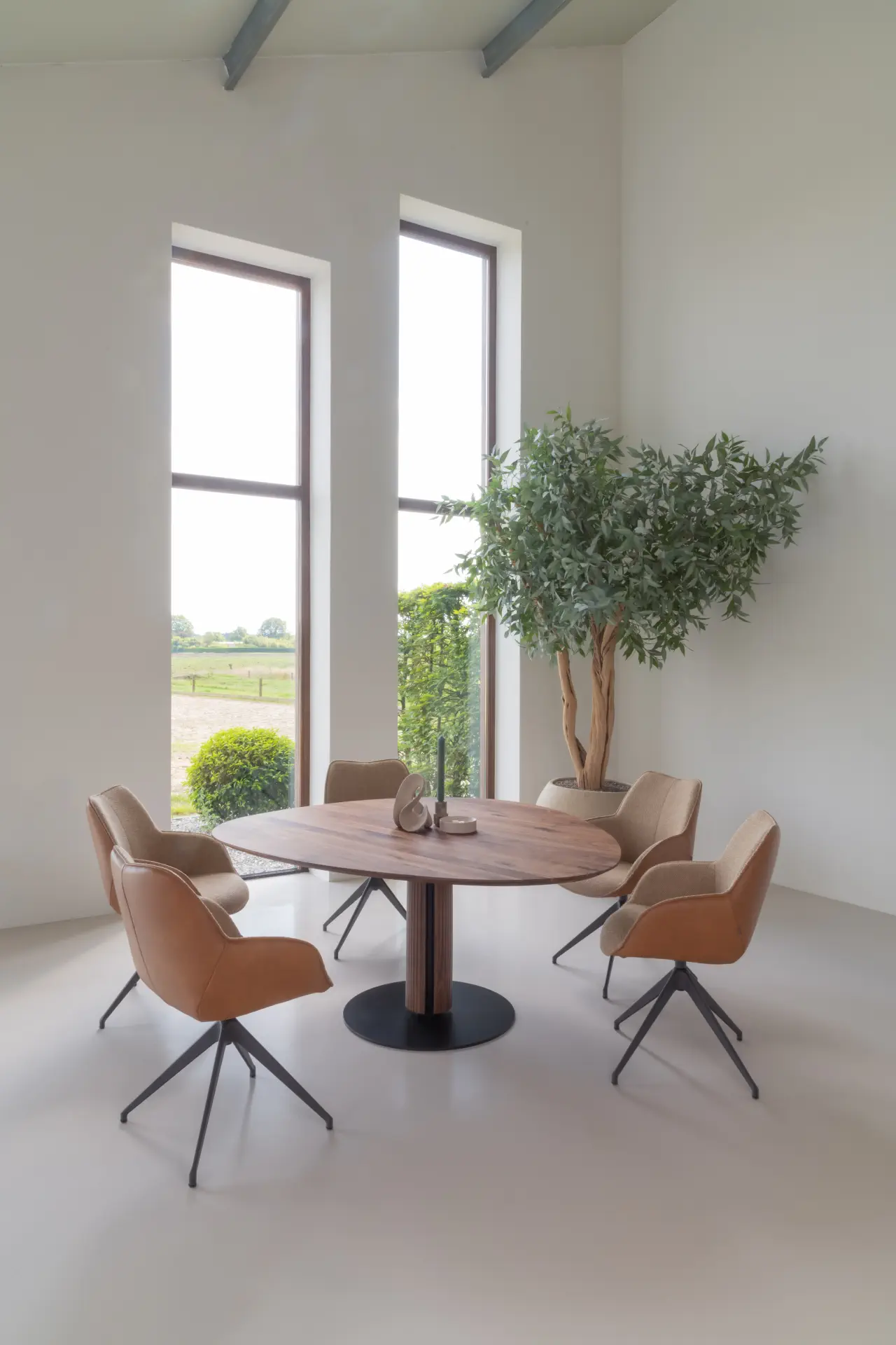 Kiq Steely XL Esstisch mit organischer Form und Kiqarm24 Stühlen.