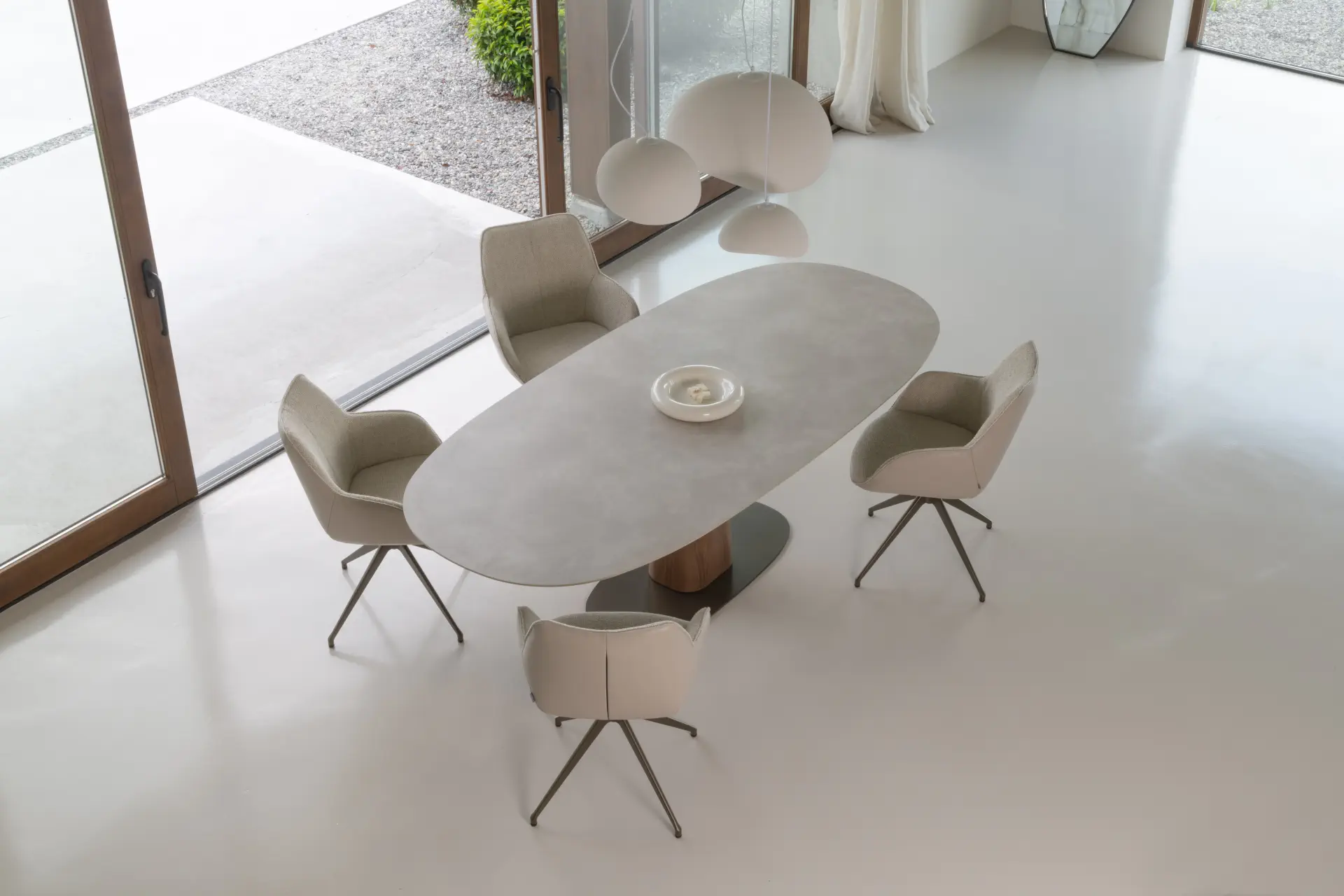 Ovale Kiq Eettafel mit Superellips-Form und drehbaren Kiqarm24 Stühlen.