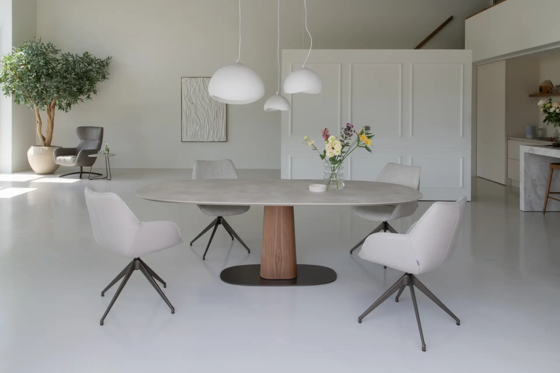 Kiq Storq Eettafelovaal Superellips in modernem Design mit Holzfuß.