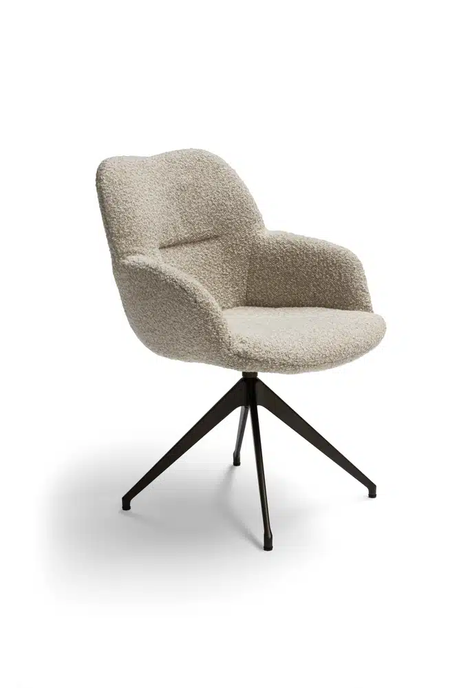 KiqDeluxe24 Esszimmerstuhl mit flauschiger Polsterung und schwarzem Metallgestell.