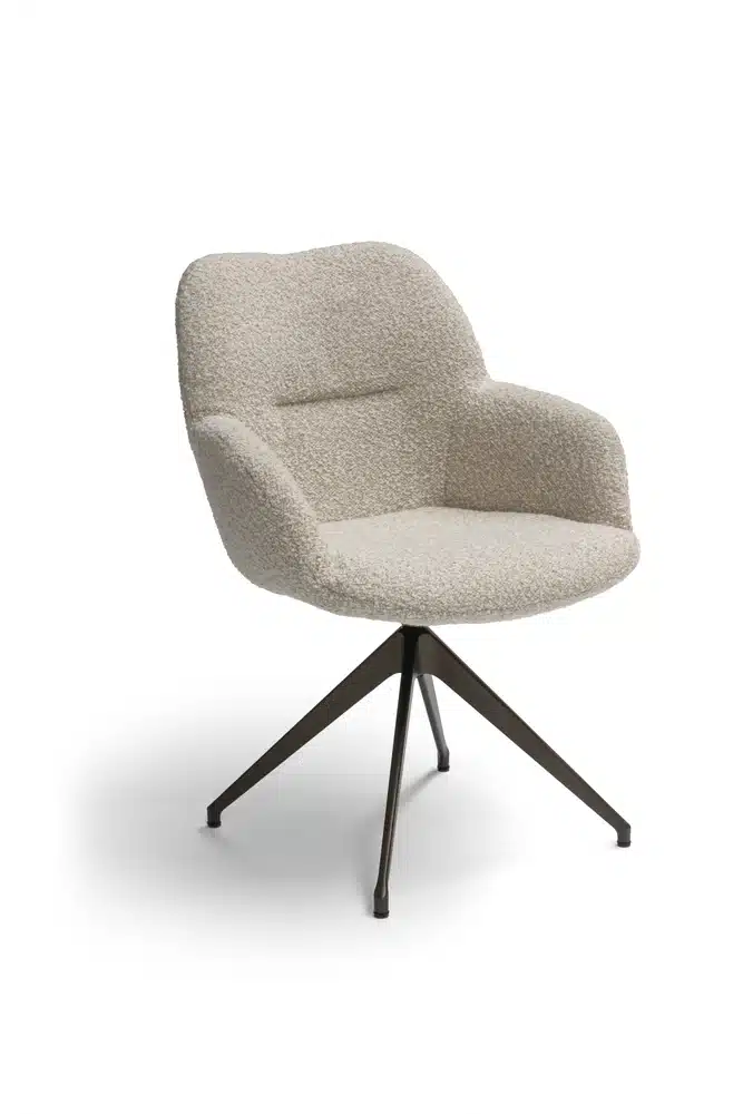 KiqDeluxe24 Esszimmerstuhl mit dicker Sitzfläche, beigefarbener Stoff, Metallgestell.