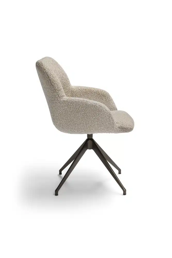 KiqDeluxe24 Esszimmerstuhl, flauschiger Stoff in Weiß, mit schwarzem Metallgestell.