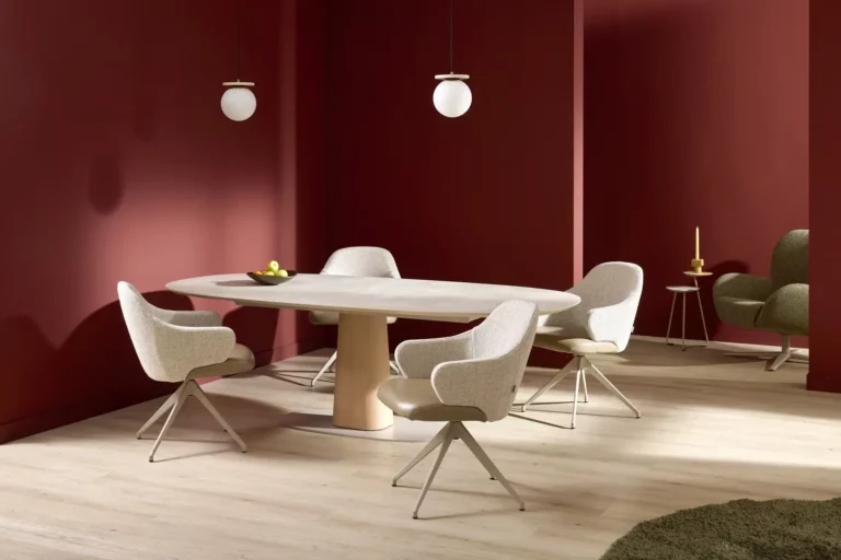 Linq Esszimmerstuhl in Japandi-Stil, beige, mit Drehgestell und Storq-Tisch.